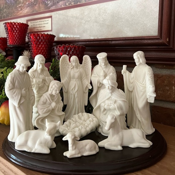 Vintage 1981 Solid Wood
Porcelain Nativity Set - Picture 8 of 11